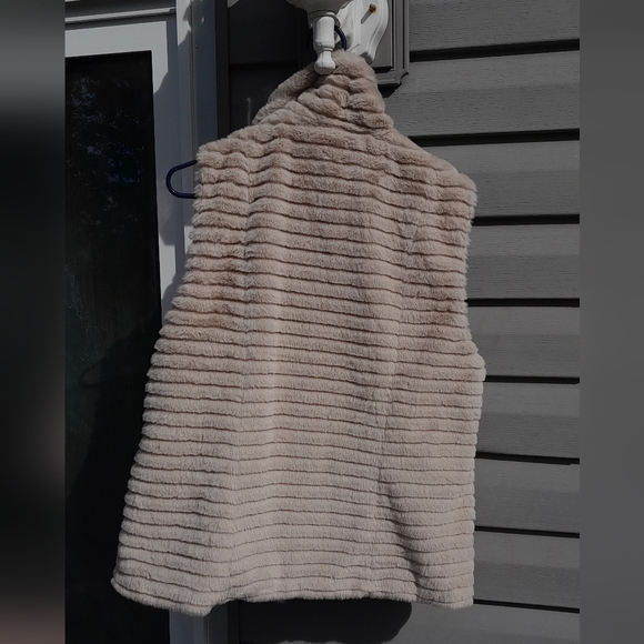 Calvin Klein Women's Beige Faux Fur Full Zip Vest Size Large - Picture 4 of 4